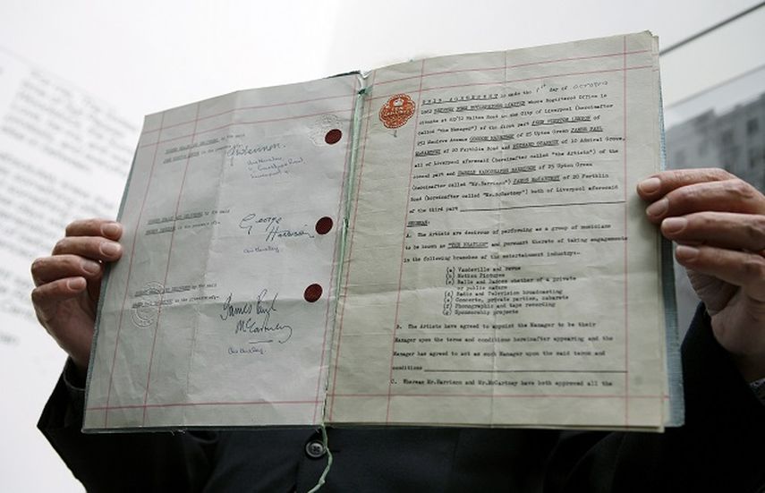 El pimer contrato de la legendaria banda de rock británica, The Beatles, fue redactado en alemán y tiene las firmas de John Lennon, Paul McCartney, George Harrison y Pete Best, el batería original del grupo, que luego sería sustituido por Ringo Starr.
