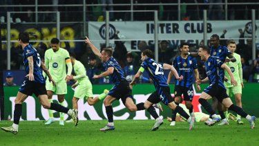 El centrocampista italiano #16 del Inter de Milán, Davide Frattesi (3I), celebra el cuarto gol de su equipo con sus compañeros durante el partido de vuelta de las semifinales de la UEFA Champions League entre el Inter de Milán y el FC Barcelona en el estadio San Siro de Milán el 6 de mayo de 2025.