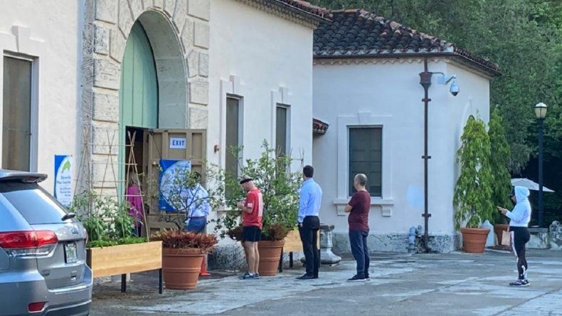 Vizcaya Village Garage, en Coconut Grove, una fila de más de 20 votantes aguardaba para ejercer el sufragio.