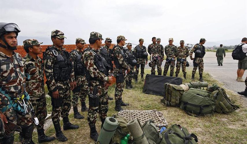 Miembros de las fuerzas especiales del Ejército nepalí en el operativo de traslado de los restos de las víctimas