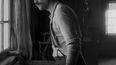 Robert Pattinson en una escena de The Lighthouse.&nbsp;