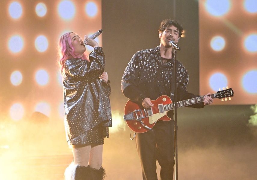 El cantante estadounidense Joe Jonas y la cantante colombiana Ela Taubert se presentan en el escenario durante la 25a edición de los Premios Latin Grammy en el Kaseya Center en Miami, Florida, el 14 de noviembre de 2024.&nbsp;