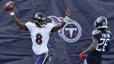 El quarterback de los Ravens de Baltimore, Lamar Jackson, celebra luego de anotar un touchdown en una carrera de 48 yardas durante el partido de la NFL contra los Titans de Tennessee, el domingo 10 de enero de 2021, en Nashville, Tennessee.&nbsp;