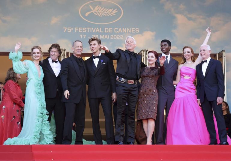 De izquierda a derecha, Olivia DeJonge, Jerry Schilling, Tom Hanks, Austin Butler, el director Baz Luhrmann, Priscilla Presley, Alton Mason, Natasha Bassett y el productor Patrick McCormick posan al llegar al estreno de "Elvis" en el Festival de Cine de Cannes, el miércoles 25 de mayo de 2022 en Cannes, Francia. 