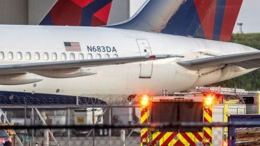 Policías y bomberos en una instalación de mantenimiento de la aerolínea Delta cerca de Aeropuerto Internacional Hartsfield-Jackson en Atlanta, el 27 de agosto del 2024.&nbsp;