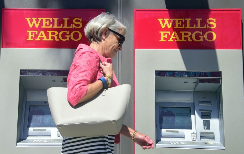 Una mujer pasa frente a un cajero automático del banco&nbsp; Wells Fargo.&nbsp;