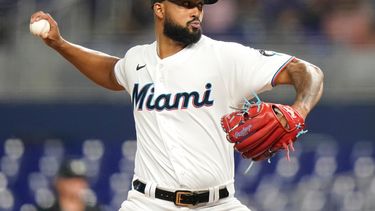Sandy Alcantara, de los Marlins de Miami, lanza durante la tercera entrada del juego de béisbol en contra de los Nacionales de Washington, el lunes 16 de mayo de 2022, en Miami.&nbsp;