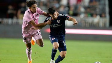 El hondureño David Ruiz (izquierda), del Inter de Miami, forcejea con el español Carles Gil, del Revolution de Nueva Inglaterra, en un partido de la MLS realizado el sábado 13 de mayo de 2023 en Fort Lauderdale.