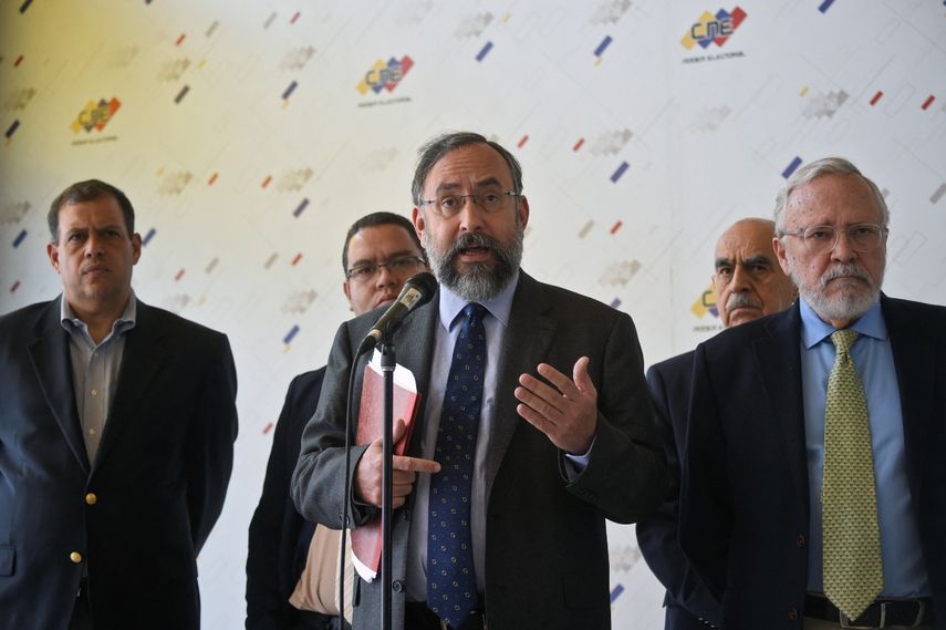 El presidente de la Comisión Nacional de Primarias, Jesús María Casal (C), acompañado por miembros de una comisión nacional para las próximas elecciones primarias de la oposición Roberto Abdul (L), Francisco Castro (atrás, L), Miguel Cañas (atrás, D) y Ismael Pérez, habla durante una conferencia de prensa para anunciar la instalación de dicha comisión, en la sede del Consejo Nacional Electoral (CNE).