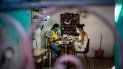 Dos mujeres, equipadas con mascarilla como medida de precaución contra el nuevo coronavirus, en un salón de manicura en una casa en La Habana, Cuba. Dos mujeres, equipadas con mascarilla como medida de precaución contra el nuevo coronavirus, en un salón de manicura en una casa en La Habana, Cuba.