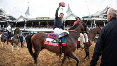El jinete puertorriqueño José Ortiz, montado sobre Golden Tempo, celebra luego de ganar la edición 152 del Kentucky Derby, el 2 de mayo de 2026.