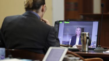 Johnny Depp ve a la modelo Kate Moss, exnovia del actor, testificar a través de un enlace de video en el Tribunal de Circuito del Condado de Fairfax, en Fairfax, Virginia, el miércoles 25 de mayo de 2022.