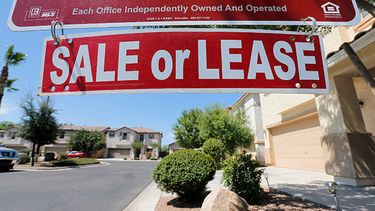 Parte de los fondos se usarían para reducir las tasas de interés hipotecarias, emitir nuevos préstamos y compensar a propietarios con problemas. (AP)