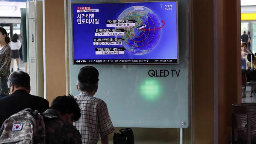 Varias personas observan el anuncio de que el régimen de&nbsp;Corea&nbsp;del&nbsp;Norte&nbsp;ha probado con éxito un misil balístico internacional (ICBM) en Seúl (Corea&nbsp;del Sur) este 4 de julio de 2017.&nbsp;