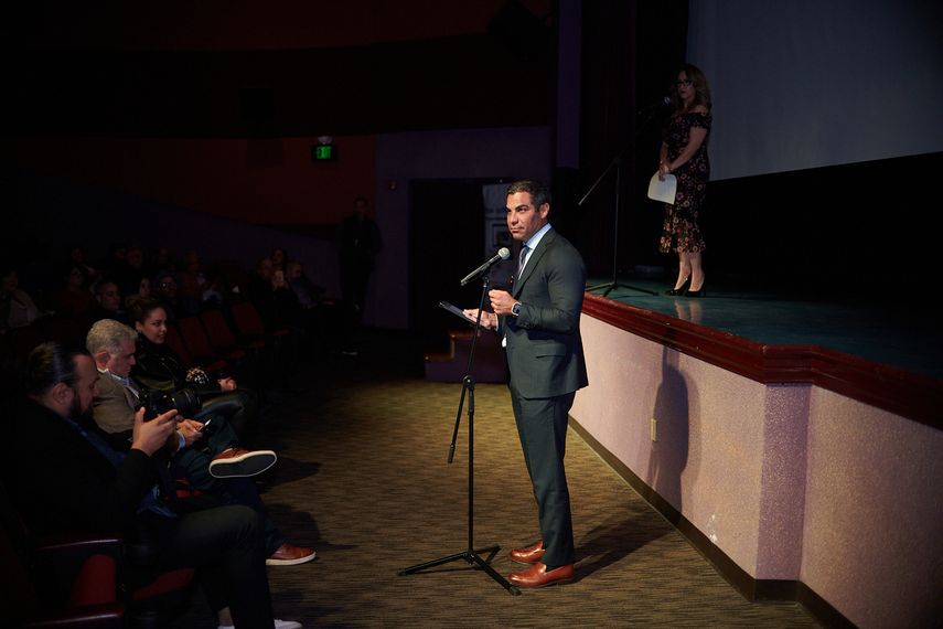 Francis Suárez, alcalde de Miami, habla antes de la proyección del documental.&nbsp;