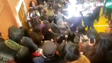 Cuatro universitarias murieron y más de 50 resultaron heridos por una estampida cuando detonó una granada de gas lacrimógeno durante una asamblea estudiantil en la universidad pública de Potosí, en el sur de Bolivia.