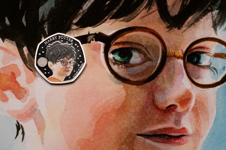 Una imagen del folleto publicada por Royal Mint el 20 de octubre de 2022 muestra una moneda oficial de 50 peniques diseñada por Ffion Gwillim con Harry Potter para celebrar los 25 años desde que Harry Potter y la piedra filosofal, de J.K. Rowling, fue publicado por primera vez en el Reino Unido en 1997 por Bloomsbury Publishing.