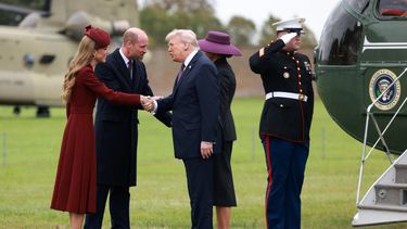 El presidente de Estados Unidos, Donald Trump, y la primera dama, Melania Trump, son recibidos por el príncipe William, príncipe de Gales, y Kate Middleton, princesa de Gales, a su llegada al Castillo de Windsor, en Windsor, el 17 de septiembre de 2025, para iniciar su segunda visita de Estado.&nbsp;