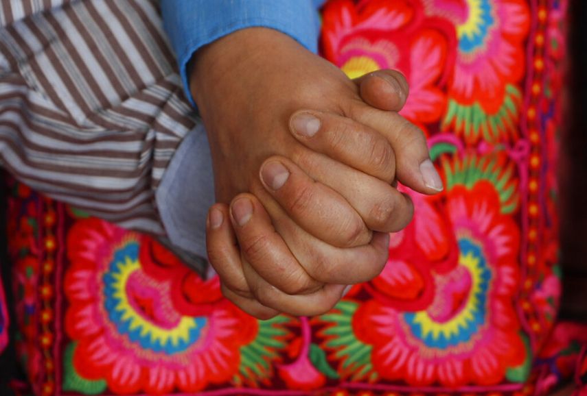 Guido Montano, izquierda, y su pareja David Aruquipa, se toman de la mano en La Paz, Bolivia, el martes 18 de agosto de 2020.