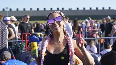 Gente hace cola para entrar el primer día del Festival de Glastonbury en Worthy Farm, en Somerset, Inglaterra, el miércoles 22 de junio de 2022.&nbsp; 