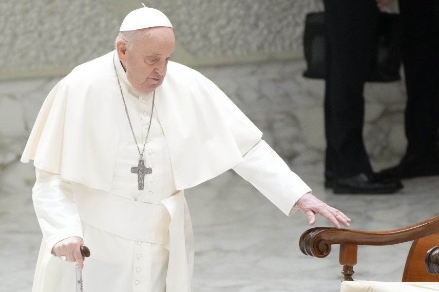 El papa Francisco arriba al Aula Pablo VI en el Vaticano para su audiencia general semanal, miércoles 27 de marzo de 2024.&nbsp;