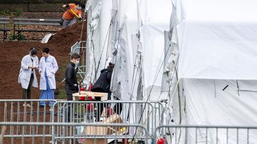 &nbsp; La pandemia del coronavirus sigue aumentado el n&uacute;mero de contagios y muertos en el mundo. En la foto m&eacute;dicos trabajan en un hospital de campa&ntilde;a en el Central Park de Nueva York el 31 de marzo de 2020.&nbsp; &nbsp;