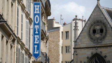 Vista del letrero de un hotel en París, el 20 de julio de 2023. Las autoridades francesas realizarán controles de 10.000 hoteles y restaurantes del país antes de los Juegos Olímpicos del año próximo para limitar los enormes aumentos previstos de los precios durante la competencia.