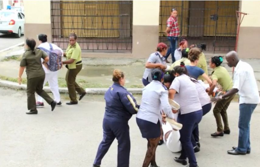 La represi&oacute;n contra las Damas de Blanco en Cuba es parte del cerco del r&eacute;gimen para silenciar las voces de la oposici&oacute;n.&nbsp;