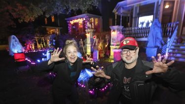 En esta foto del 29 de octubre del 2019, los vecinos Beth LeFauve y Nelson Gonzalez posan para una foto en las afueras de sus casas en Bernard Street, Chicago, decoradas para Halloween.&nbsp;