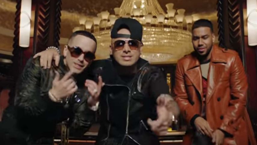 Aullando es de la autoría de Romeo Santos, Wisin, Yandel, Descemer Bueno, Chris Jeday, Gaby Music y Ender Thomas, y producida por Wisin, Yandel, Chris Jeday y Gaby Music.
