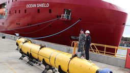 Un vehículo autónomo submarino (AUV) en una base naval en Perth, Australia, está listo para ser cargado en un barco australiano para asistir en la búsqueda de los restos de un avión malasio desaparecido. (AP Foto/Rob Griffith)