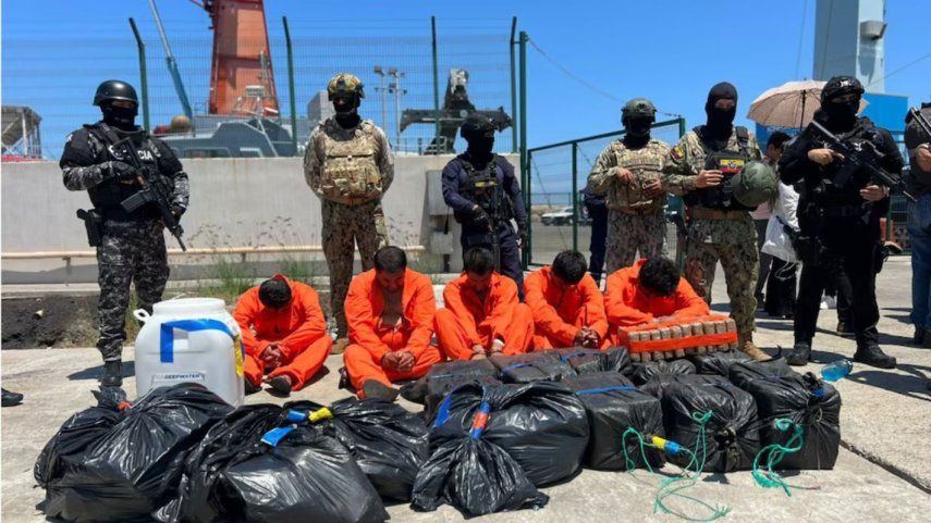 El bote con la droga fue capturado en aguas internacionales , cerca de las islas Galápagos, (@FFAAECUADOR)