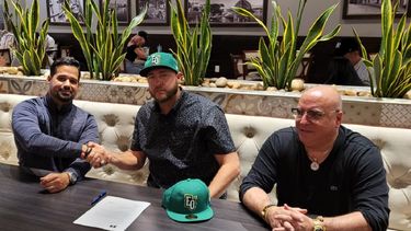 Firma contrato pelotero cubano que desertó del preolímpico