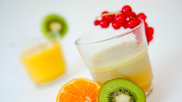 Si no quiere sumar calorías sin sentido, consuma frutas frescas o prepare sus propios jugos.