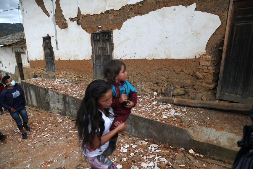 Una niña camina junto a los restos de una casa destruida por un terremoto en el departamento de Amazonas, noreste de Perú, el 28 de noviembre de 2021.