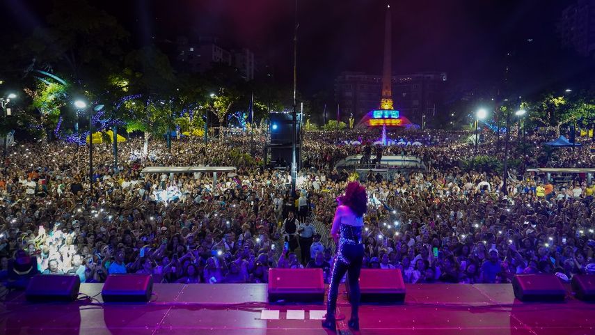 La cantante venezolana Karina ofrece un concierto gratuito en la plaza Francia de Altamira, en Caracas, Venezuela, el 25 de mayo de 2024.