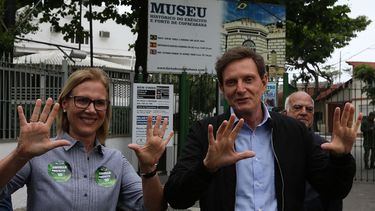 El obispo evangélico&nbsp;Marcelo&nbsp;Crivella posa con su esposa Silva, tras votar en Copacabana