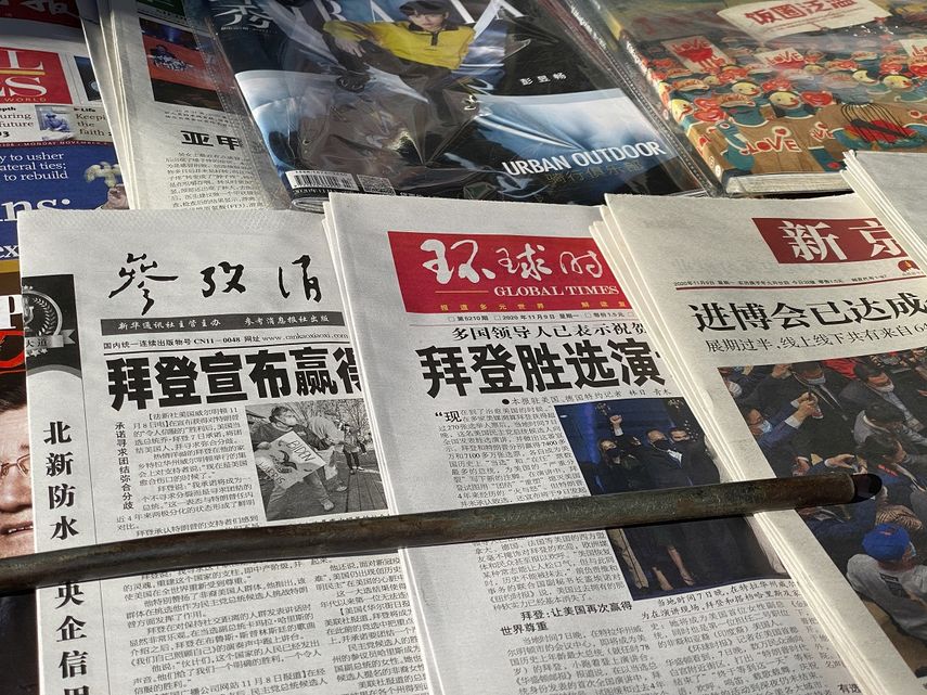 Portadas de periódicos con el titular Biden gana en un quiosco de prensa en Beijing, Barcelona, el lunes 9 de noviembre de 2020.&nbsp;