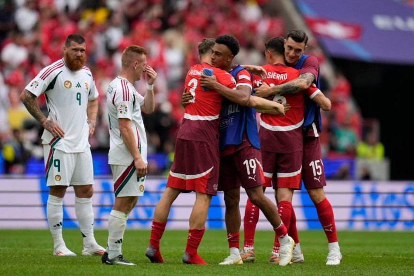 Jugadores de Suiza celebran tras ganar un partido del Grupo A entre Hungría y Suiza en la Eurocopa 2024 en Colonia, Alemania, el sábado 15 de junio de 2024.