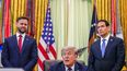 El vicepresidente JD Vance y el secretario de Estado Marco Rubio rodeando al presidente Donald Trump en la Oficina Oval de la Casa Blanca el 27ABR26.