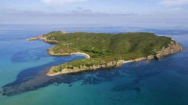 La Isla de Colom, en Menorca, España, tiene 58 hectáreas, actualmente está abandonada, y dispone de dos playas de dominio público.