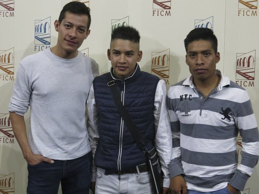 Los actores Luis Alberti, izquierda, Jonathan Sánchez, centro, y Horacio Celestino de la película mexicana “Mano de obra posan durante una conferencia de prensa en el Festival Internacional de Cine de Morelia en Morelia, México, el sábado de octubre de 19 de 2019.  