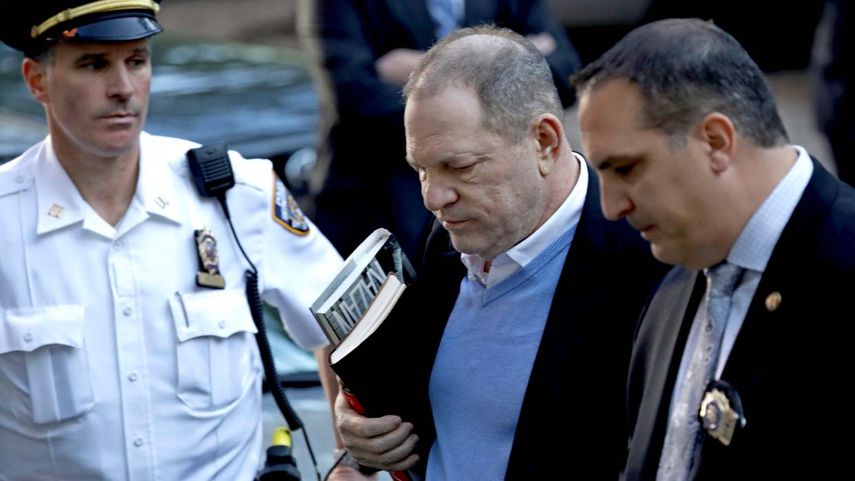 El productor llega a la comisaría en Nueva York.
