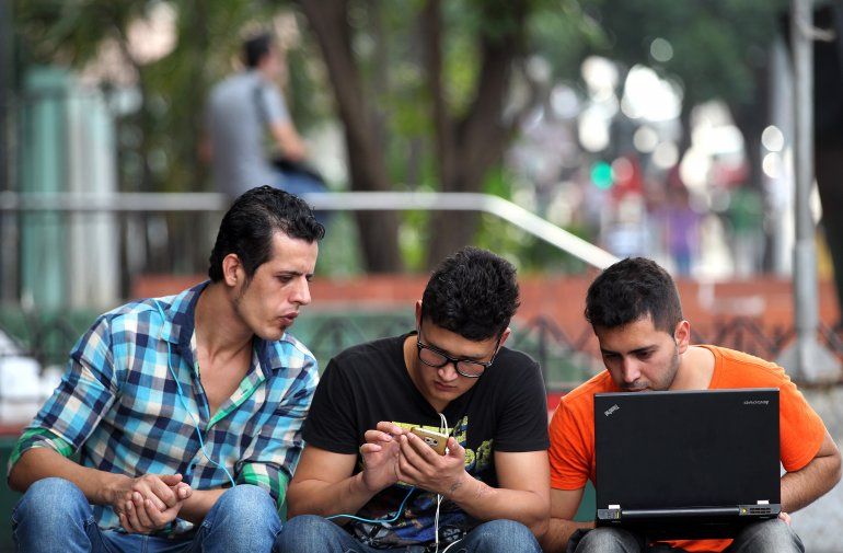 Los cubanos podrán acceder por primera vez al servicio 3G para móviles desde este jueves, anunció hoy el monopolio estatal de las telecomunicaciones en Cuba, Etecsa, que ofertará cuatro paquetes de datos.
