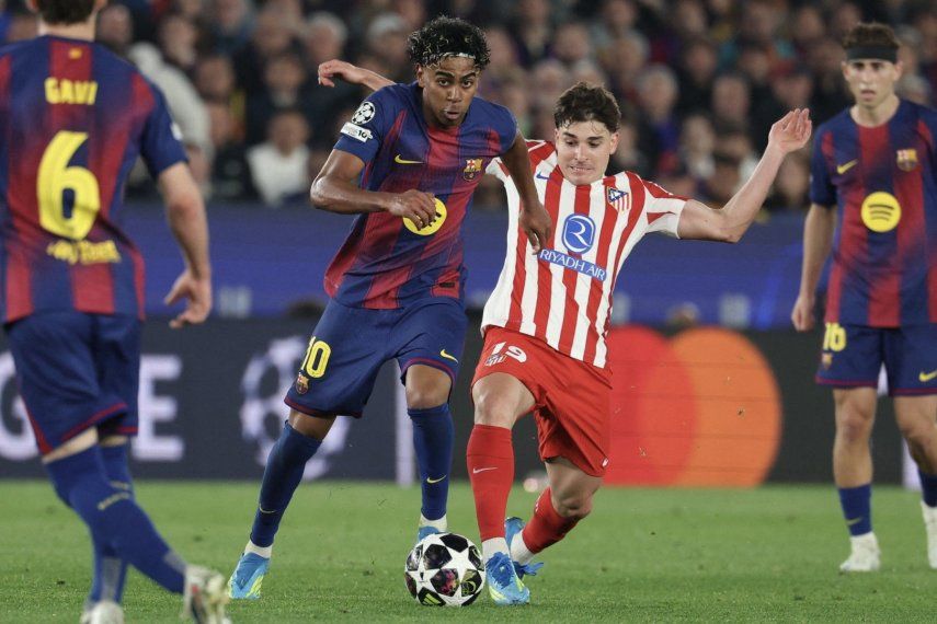 El delantero español del Barcelona, Lamine Yamal (izq.), disputa el balón con el delantero argentino del Atlético de Madrid, Julián Álvarez (izq.), durante el partido de ida de los cuartos de final de la Liga de Campeones de la UEFA entre el FC Barcelona y el Club Atlético de Madrid en el Camp Nou de Barcelona, el 8 de abril de 2026.&nbsp;