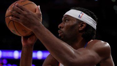 El jugador Precious Achiuwa, en ese entonces de los Knicks de Nueva York, se prepara para hacer un tiro en un partido contra los Warriors de Golden State, el 4 de marzo de 2025.