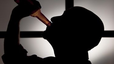 El alcoholismo afecta a muchas personas en el mundo contemporáneo