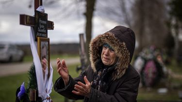 Valentyna Nechyporenko, de 77 años, llora en la tumba de su hijo de 47 años, Ruslan, en su funeral en el cementerio en Bucha, a las afueras de Kiev, el lunes 18 de abril de 2022. Ruslan murió el 17 de marzo a manos de tropas rusas cuando entregaba ayuda humanitaria a sus vecinos en las calles de Bucha, Ucrania.&nbsp;