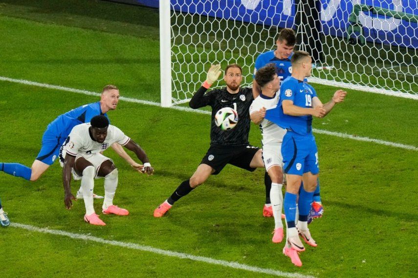 El portero esloveno Jan Oblak, centro, protege la portería durante un partido del Grupo C entre Inglaterra y Eslovenia en la Eurocopa 2024 en Colonia, Alemania, el martes 25 de junio de 2024.&nbsp;