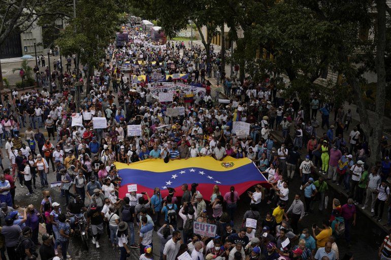 Trabajadores públicos marchan para exigir que el régimen pague todos sus beneficios y respete los convenios colectivos en Caracas, Venezuela, el jueves 11 de agosto de 2022. Muchos llaman a un paro nacional. 